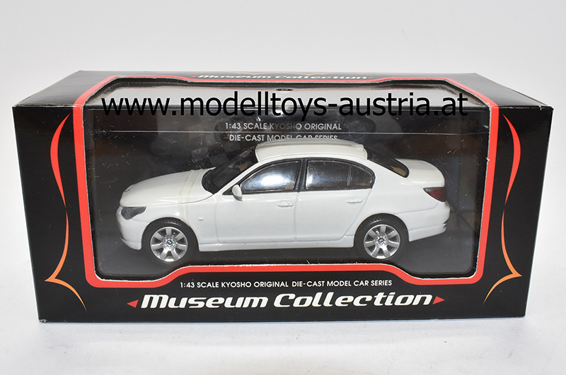 B-M-W 5er E60 Limousine Weiss 2003-2010 mit Sockel und Vitrine 1/43  Modellcarsonline Modell Auto mit individiuellem Wunschkennzeichen:  : Spielzeug